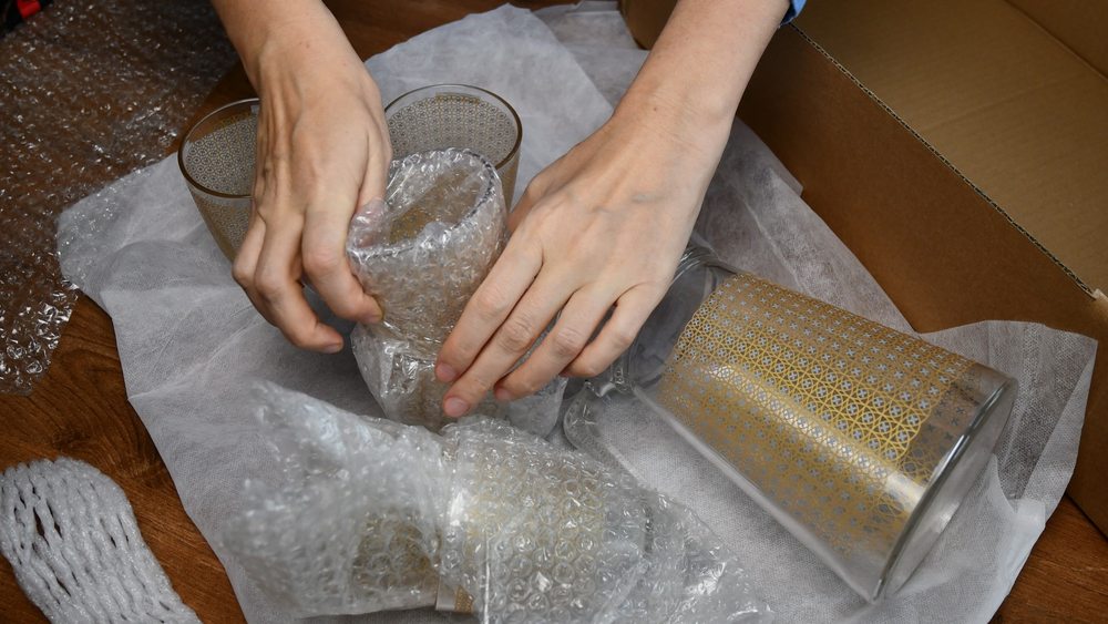 packing glass cups using bubble wrap